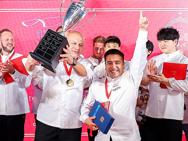 Two chefs from Aramark Chile holding the winning prize
